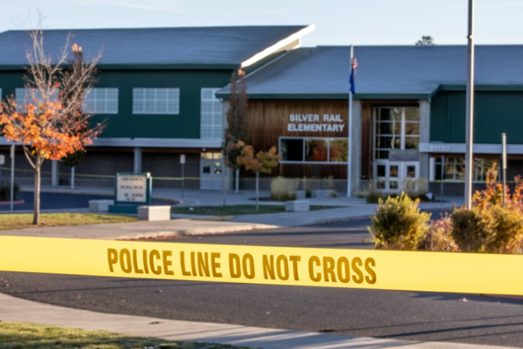 Un ruban de police devant l’école primaire Silver Rail, au lendemain d’une fusillade à Bend, dans l’Oregon, le 16 octobre 2026 ( AFP / Payton Bruni )