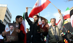 Des manifestants avec des photos du nouveau guide suprême, l'ayatollah Mojtaba Khamenei au centre de Téhéran, en Iran, le 9 mars 2026 ( AFP / STR )