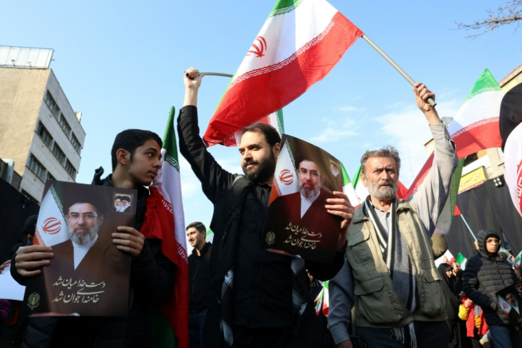 Des manifestants avec des photos du nouveau guide suprême, l'ayatollah Mojtaba Khamenei au centre de Téhéran, en Iran, le 9 mars 2026 ( AFP / STR )