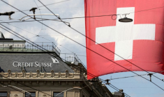 Photo d'archives montrant le drapeau national suisse flottant devant le siège de la banque Credit Suisse à Zurich