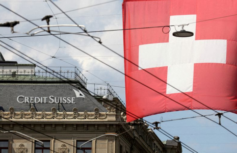 Photo d'archives montrant le drapeau national suisse flottant devant le siège de la banque Credit Suisse à Zurich
