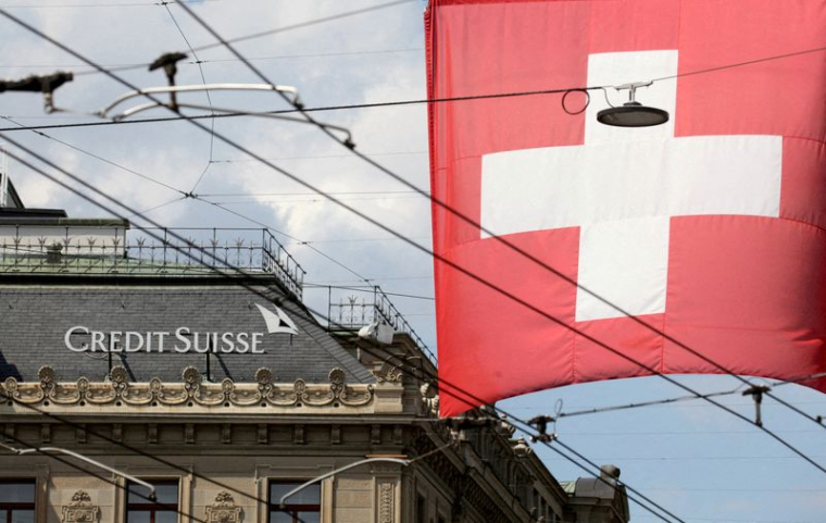 Photo d'archives montrant le drapeau national suisse flottant devant le siège de la banque Credit Suisse à Zurich
