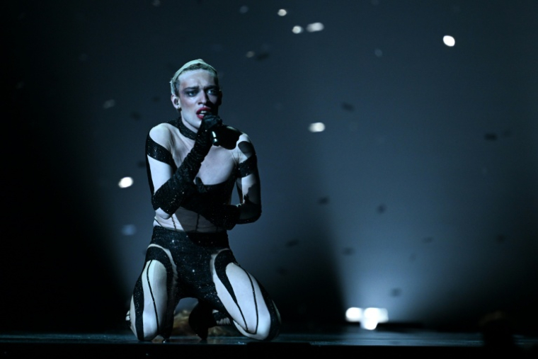 L'artiste suisse Nemo, qui a remporté l'Eurovision 2024, lors d'une répétition de la finale de l'Eurovision, à Bâle en Suisse le 16 mai 2025 ( AFP / Fabrice COFFRINI )