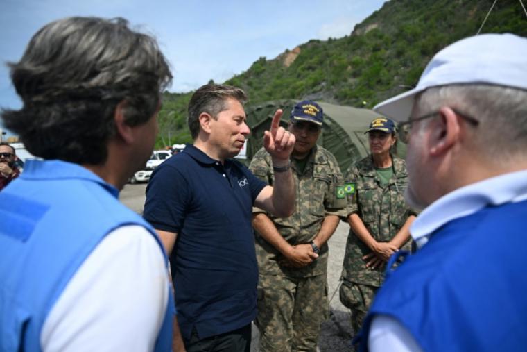 Tom Fletcher (2e à gauche), chef des opérations humanitaires de l'ONU, visite un hôpital d'urgence mis en place par des membres de la marine brésilienne à la suite des séismes du 24 juin à Caraballeda, au Venezuela, le 8 juillet 2026 ( AFP / Juan BARRETO )