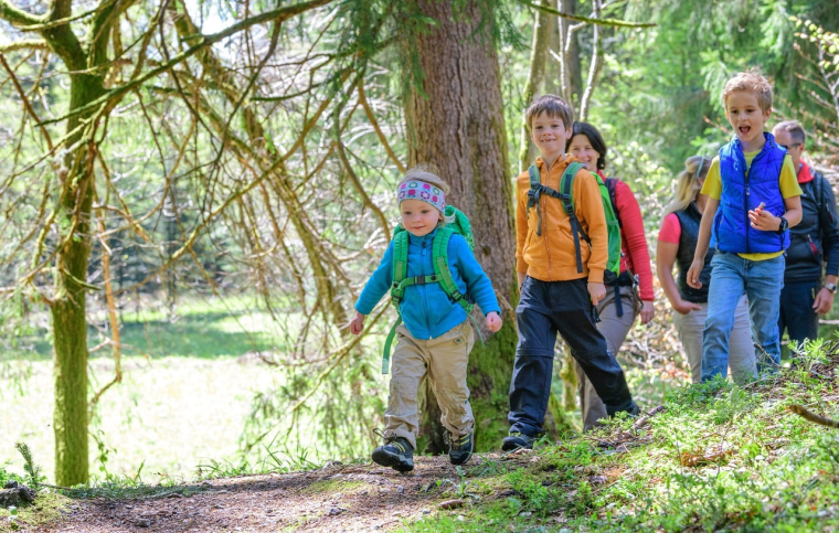 (Crédits photo : Adobe Stock - Vacances de printemps en famille)