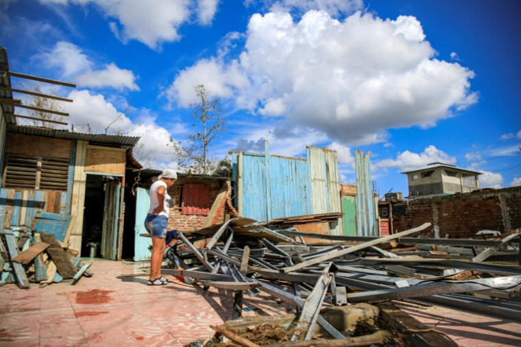 Une habitante devant sa maison endommagée par le passage de l'ouragan Melissa à El Cobre, le 17 novembre 2025 à Cuba ( AFP / STRINGER )