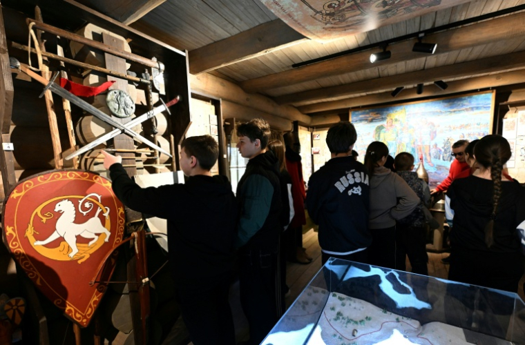 Des écoliers visitent un musée dédié au héros national russe Alexandre Nevski à Samolva, dans le nord-ouest de la Russie, le 18 avril 2026 ( AFP / Olga MALTSEVA )