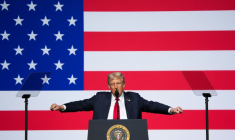 Le président américain Donald Trump s'adresse à un parterre de généraux et amiraux réunis sur la base de Quantico en Virginie, le 30 septembre 2025. ( POOL / Andrew Harnik )