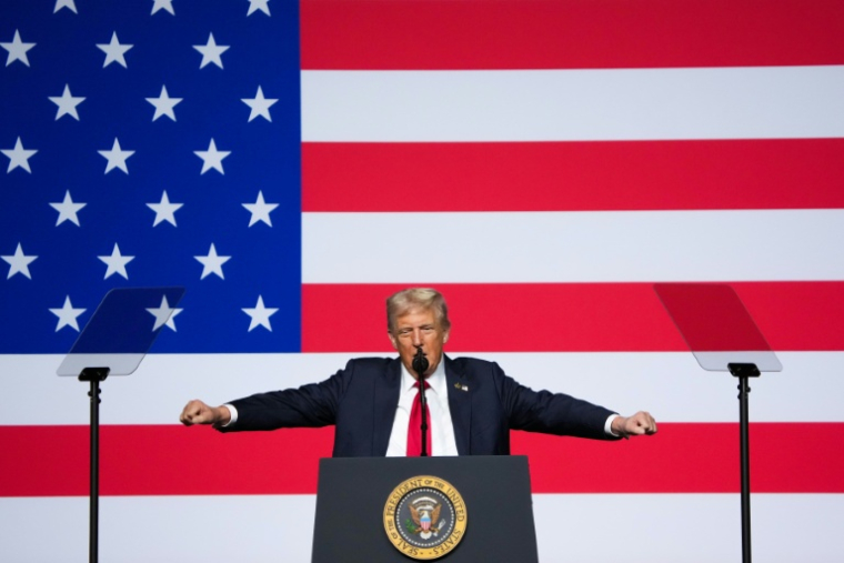 Le président américain Donald Trump s'adresse à un parterre de généraux et amiraux réunis sur la base de Quantico en Virginie, le 30 septembre 2025. ( POOL / Andrew Harnik )
