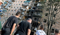 Immeuble résidentiel qui, selon les autorités locales, a été touché par des débris d'un missile ukrainien détruit lors du conflit entre la Russie et l'Ukraine, à Koursk