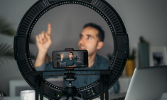 Curé, agriculteur ou croque-mort, découvrez cinq TikTokeurs qui agitent la toile crédit photo : Getty images