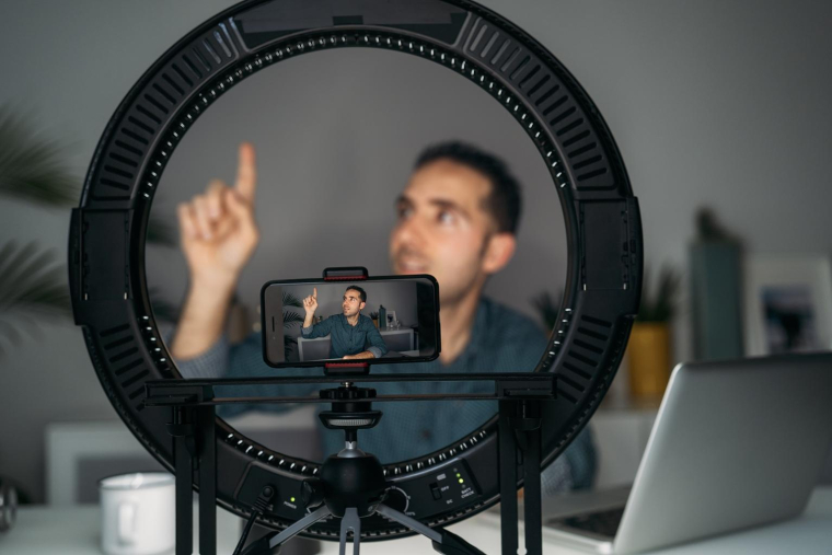Curé, agriculteur ou croque-mort, découvrez cinq TikTokeurs qui agitent la toile crédit photo : Getty images