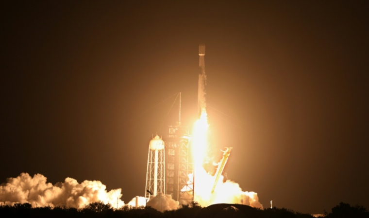 Une fusée Falcon 9 de SpaceX, transportant les robots Blue Ghost de Firefly Aerospace et Resilience d'ispace, décolle du Centre spatial Kennedy à Cap Canaveral, en Floride, le 15 janvier 2025 ( AFP / Gregg Newton )