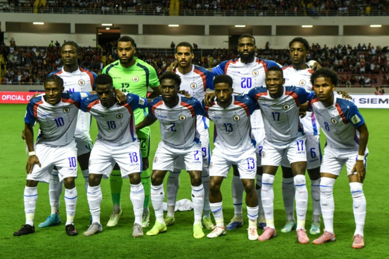Les joueurs de l'équipe nationale de football d'Haïti posent pour une photo de groupe avant le match de qualification pour la Coupe du monde 2026 de la zone Concacaf contre le Costa Rica au Stade National Stadium de San José le 9 septembre 2025. ( AFP / Ezequiel BECERRA )