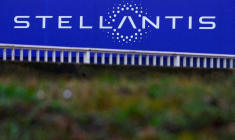 Photo d'archives du logo de Stellantis dans un immeuble de la société à Velizy-Villacoublay près de Paris