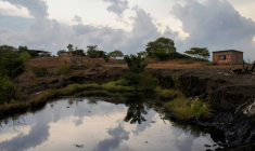 Flaque contenant des résidus de pétrole brut remontés à la surface à Cerro Miosa, Mene Grande (État de Zulia, Venezuela), le 19 septembre 2026 ( AFP / Margioni BERMÚDEZ )
