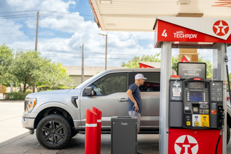 Conducteur faisant le plein à la pompe le 10 juillet 2026 à Austin, au Texas. ( GETTY IMAGES NORTH AMERICA / Brandon Bell )