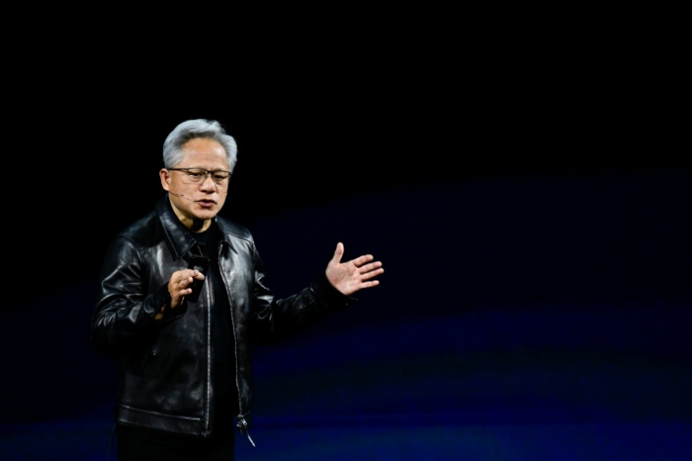 Le cofondateur et patron du géant américain des puces électroniques Nvidia, Jensen Huang, prononce un discours lors de la conférence sur l'intelligence artificielle "Nvidia GTC Berlin 2026", le 21 octobre 2026 à Berlin ( AFP / John MACDOUGALL )