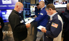 Des opérateurs à la Bourse de New York le 15 août 2025 ( AFP / TIMOTHY A.CLARY )