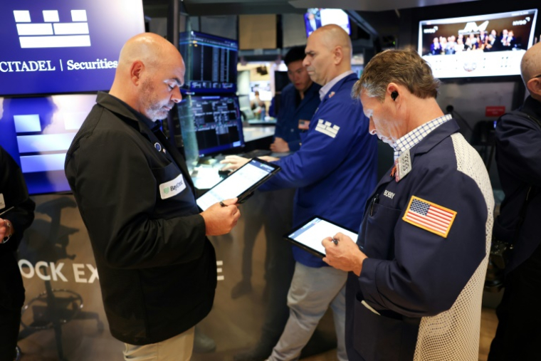 Des opérateurs à la Bourse de New York le 15 août 2025 ( AFP / TIMOTHY A.CLARY )