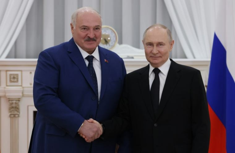 Le président russe Vladimir Poutine (d) et son homologue bélarusse, Alexandre Loukachenko, le 29 avril 2025 à Volgograd ( POOL / Mikhail METZEL )