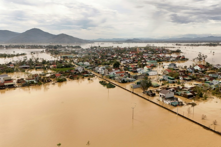 Une photo aérienne montre les eaux de crue entourant les maisons après le passage du typhon Bualoi sur la commune de Lam Thanh, dans la province de Nghe An, le 30 septembre 2025.  ( AFP / Phan Duy )