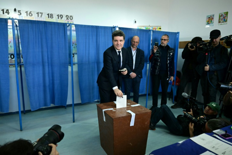 Le maire de Bucarest et candidat à la présidentielle roumaine, Nicusor Dan, vote le 18 mai 2025 à Fagaras en Transylvanie ( AFP / Daniel MIHAILESCU )