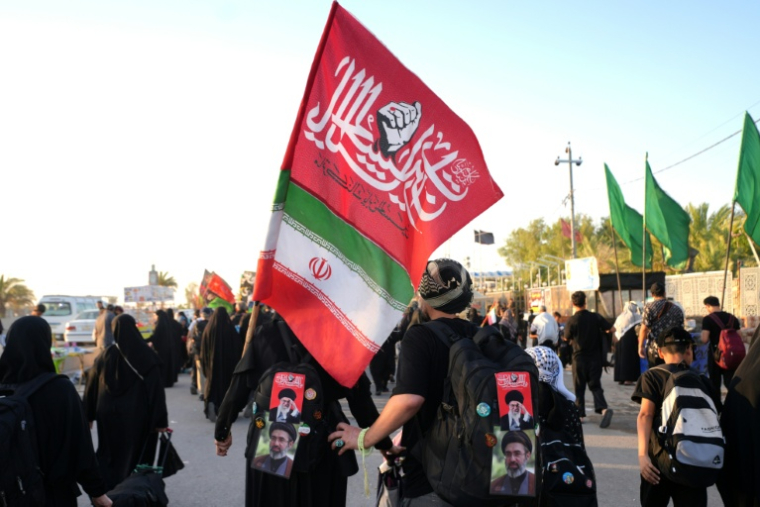Des pèlerins iraniens dans la ville sainte chiite de Najaf, en Irak, le 25 juillet 2026 ( AFP / Qassem al-KAABI )