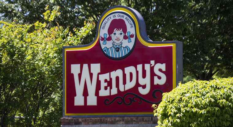 À l'instar de la chaîne de restauration Wendy's, beaucoup d'employeurs cherchent à recruter («Now hiring»).(© AFP)