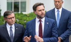 Le vice-président américain JD Vance parle à la presse aux côtés du chef républicain de la Chambre des représentants Mike Johnson (à gauche) et du chef de la majorité républicaine au Sénat John Thune, devant la Maison Blanche à Washington, le 29 septembre 2025 ( AFP / Jim WATSON )