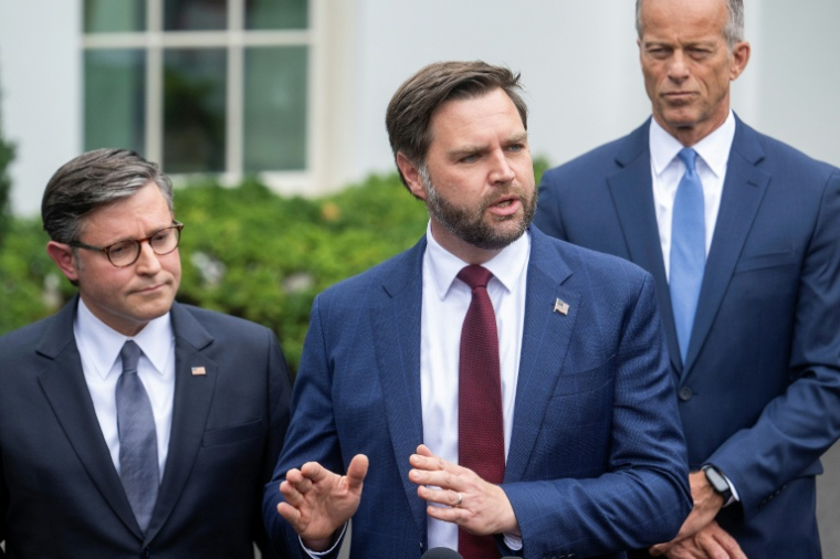 Le vice-président américain JD Vance parle à la presse aux côtés du chef républicain de la Chambre des représentants Mike Johnson (à gauche) et du chef de la majorité républicaine au Sénat John Thune, devant la Maison Blanche à Washington, le 29 septembre 2025 ( AFP / Jim WATSON )