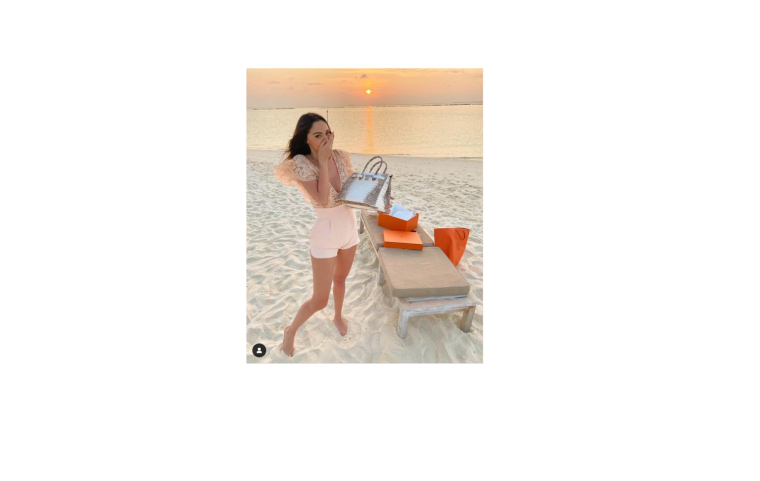 Une pièce rare, réalisée en peau de crocodile et sertie de diamants (Capture Instagram @nabilla)