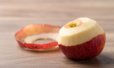 La peau de la pomme contient environ deux fois plus de fibres que la chair et une forte concentration de composés phénoliques qui agissent comme des antioxydants naturels. (crédit: Adobe Stock)