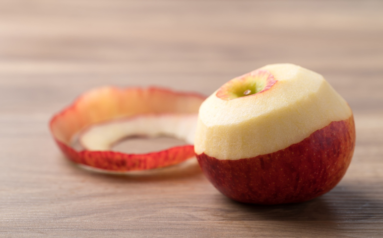 La peau de la pomme contient environ deux fois plus de fibres que la chair et une forte concentration de composés phénoliques qui agissent comme des antioxydants naturels. (crédit: Adobe Stock)