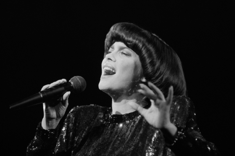 La chanteuse Mireille Mathieu au Palais des Congrès, le 10 janvier 1986 à Paris ( AFP / Pierre GUILLAUD )