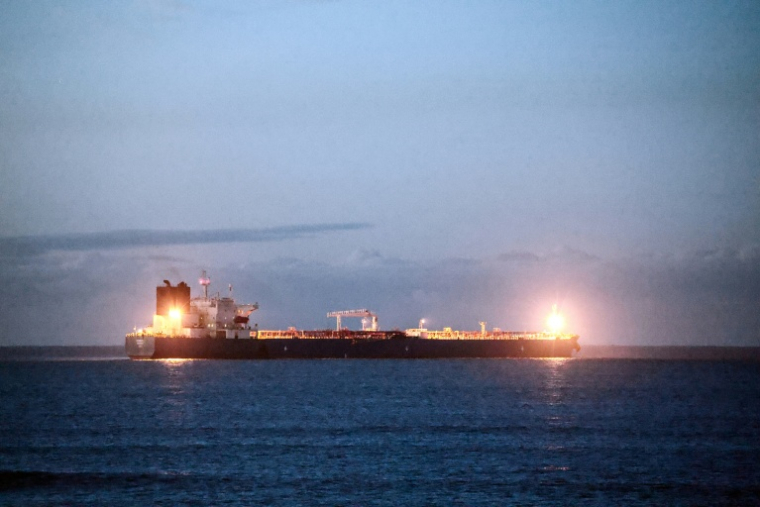 Le pétrolier Grinch, soupçonné d'appartenir à la flotte fantôme russe, au mouillage dans le golfe de Fos, près du port de Marseille-Fos, le 25 janvier 2026 ( AFP / Thibaud MORITZ )