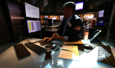Un tradeur à son bureau à la Bourse de New York le 19 mai 2026. ( AFP / TIMOTHY A. CLARY )