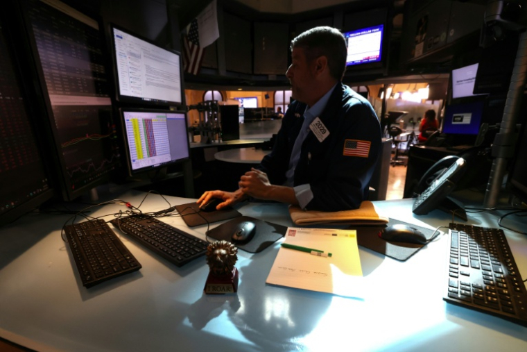 Un tradeur à son bureau à la Bourse de New York le 19 mai 2026. ( AFP / TIMOTHY A. CLARY )