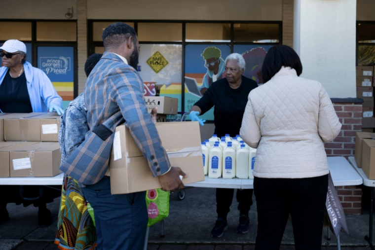 Des employés fédéraux attendent pour recevoir de l'aide alimentaire à Hyattsville, pendant la paralysie budgétaire du pays, le 21 octobre 2025 dans le Maryland ( AFP / Brendan Smialowski )