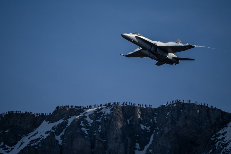Un F18 de l'armée de l'air suisse, en octobre 2022 ( AFP / FABRICE COFFRINI )