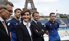 Amélie Oudéa-Castéra visite le site olympique près de la Tour Eiffel à Paris