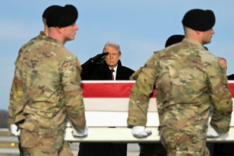 Donald Trump lors du retour des dépouilles des deux soldats américains tués en Syrie, le 17 décembre 2025 sur une base militaire du Delaware ( AFP / ANDREW CABALLERO-REYNOLDS )