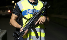 Un gendarme, le 18 août 2025 à Mont-Dore, en Nouvelle Calédonie, lors de la reconstitution d'une enquête judiciaire sur le meurtre par arme à feu du gendarme Nicolas Molinari en mai 2024 ( AFP / Delphine MAYEUR )