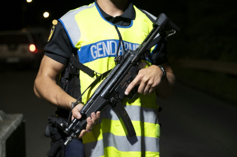 Un gendarme, le 18 août 2025 à Mont-Dore, en Nouvelle Calédonie, lors de la reconstitution d'une enquête judiciaire sur le meurtre par arme à feu du gendarme Nicolas Molinari en mai 2024 ( AFP / Delphine MAYEUR )