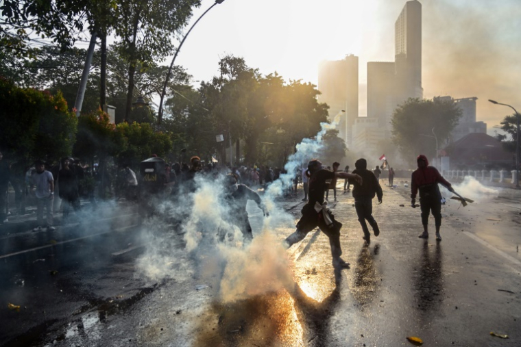 Affrontements entre policiers et manifestants, le 29 août 2025 à Surabaya, en Indonésie, après la mort d'un chauffeur de taxi-moto, écrasé par un véhicule des forces de l'ordre ( AFP / Juni KRISWANTO )
