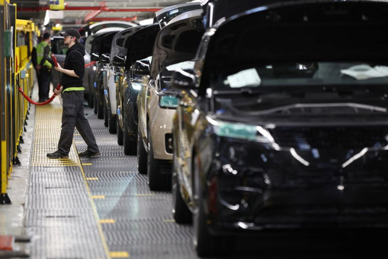 Un membre du personnel travaille sur la chaîne de production de l'usine Jaguar Land Rover de Solihull