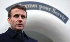Emmanuel Macron lors d'une visite à l'école de gendarmerie de Longvic le 25 novembre 2022 ( POOL / Christophe PETIT TESSON )