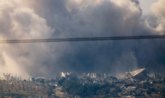 De la fumée s'élève au dessus Gaza suite à une explosion