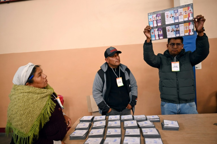 Du personnel électoral compte les bulletins de vote lors de l'élection présidentielle à La Paz, le 17 août 2025 en Bolivie ( AFP / MARTIN BERNETTI )