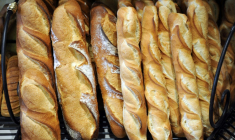 Quelque 12 millions de Français et touristes seront privés de baguette fraîche et de croissants le 1er-Mai, les boulangeries n'ayant pas le droit d'ouvrir ( AFP / FRED TANNEAU )